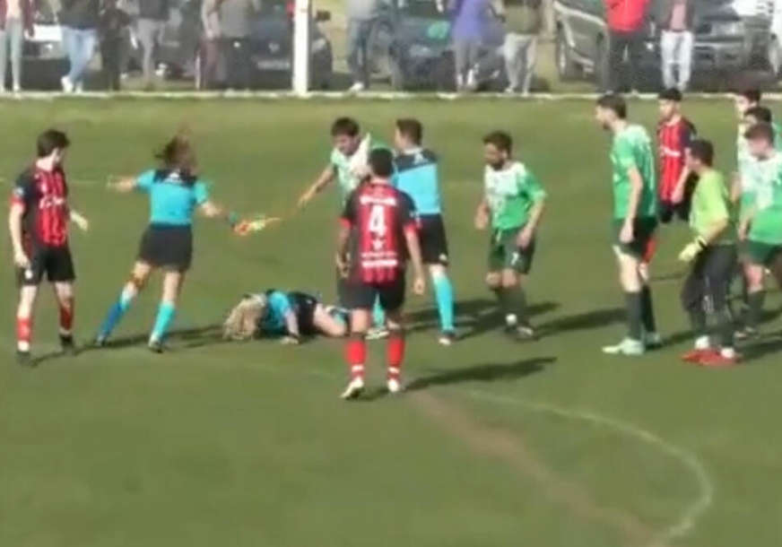 DIVLJAŠTVO Fudbaler s leđa udario ženu sudiju na utakmici (VIDEO)
