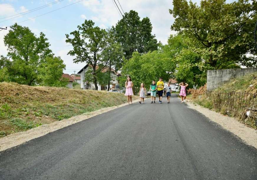 (FOTO) DECENIJAMA ČEKALI Mještani zaselaka Brankovići i Zvonari dobili asfalt