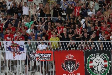 UPRKOS PRIJETNJI UEFA Navijači Tventea raširili zastavu i oduševili Srbiju