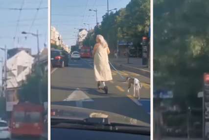 Snimak pokrenuo buru: Žena se vozi ulicom na električnom trotinetu, dok pas na uzici trči pored nje (VIDEO)