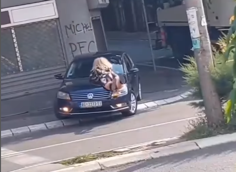 "Ne možeš tu da parkiraš" Hit scene, žena se popela na haubu automobila u pokretu (VIDEO)