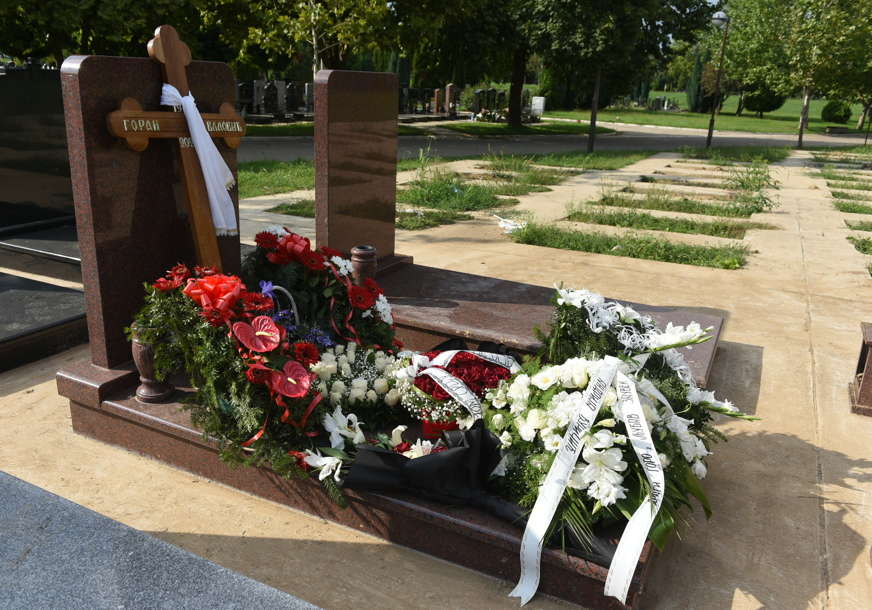 Detalji tajne sahrane ubijenog Vlaovića: Bez slike na spomeniku, uz zvuke poznate pjesme (FOTO)