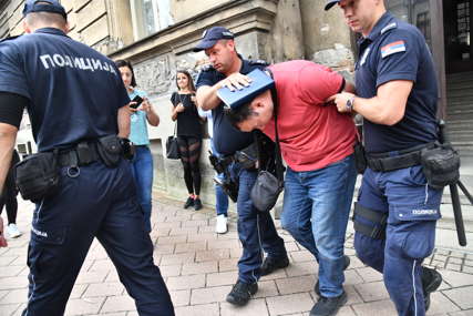 Poznato kako je uhapšen napadač u Beogradu: Izbacili ga iz njegove crkve, on se vratio i krenuo da ubada ljude u zgradi (VIDEO, FOTO)