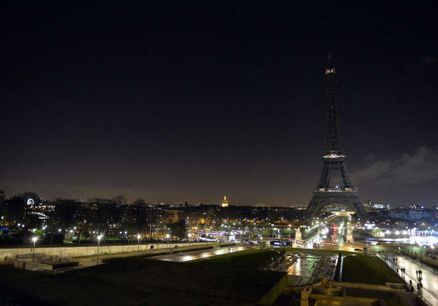 Gase se svjetla u "Gradu svjetlosti": Ajfelov toranj u mraku radi uštede energije