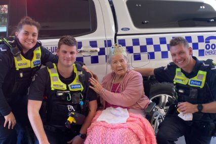 "Bila sam iznenađena" Baka je proslavljala 100. rođendan kada su na proslavu upali policajci i stavili joj lisice (FOTO)