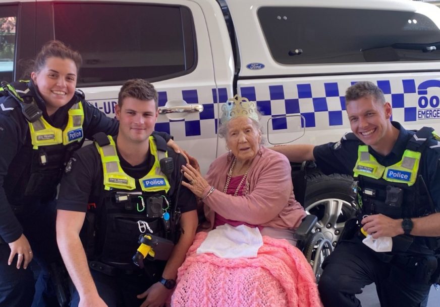 "Bila sam iznenađena" Baka je proslavljala 100. rođendan kada su na proslavu upali policajci i stavili joj lisice (FOTO)