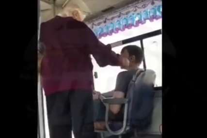 "Znaš kad bih joj ustao, nikad!" Skandalozna scena sukoba bake i mladića u gradskom prevozu, pljušte komentari (VIDEO)