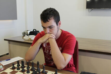 Bojan Maksimović za šahovskom tablom