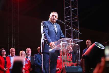 "Mirno čekamo nedjelju, pobjednik je poznat" Dodik na završnoj tribini SNSD u Banjaluci (FOTO, VIDEO)