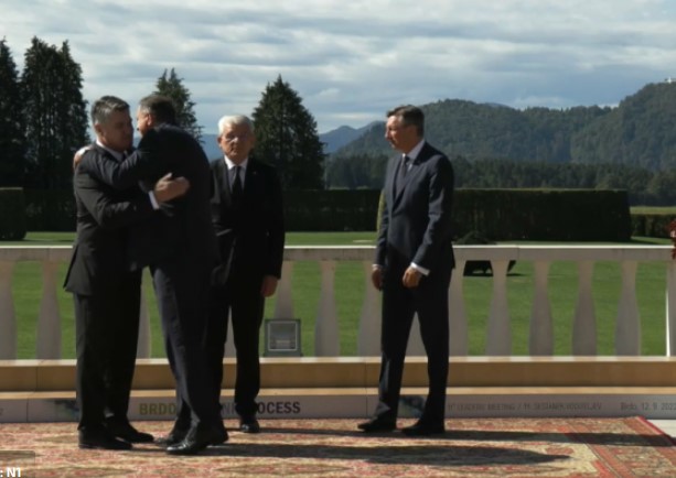 Milanović Komšiću i Džaferoviću pružio ruku, a Dodika izgrlio: Lideri EU zatražili kandidatski status za BiH (VIDEO)