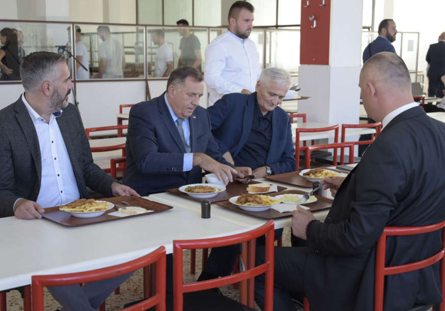 Radnike častio sa 50, kuvaricama dao 100 KM: Dodik obišao Kampus u Banjaluci, ručao u menzi