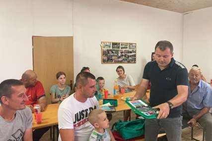 "Ljubav prema djeci i zajednici ne poznaje granice" Brdar darovao kompletan školski pribor za učenike iz Kozarske Dubice
