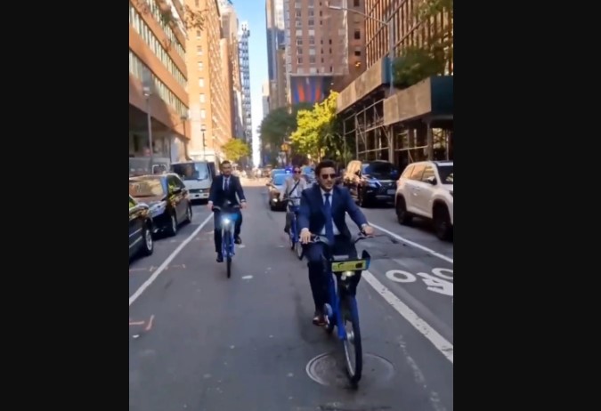 "Dritan je hit!"Abazović vozi bicikl po Njujorku, sve u odjelu i sa kravatom, a obezbjeđenje juri za njim (VIDEO)