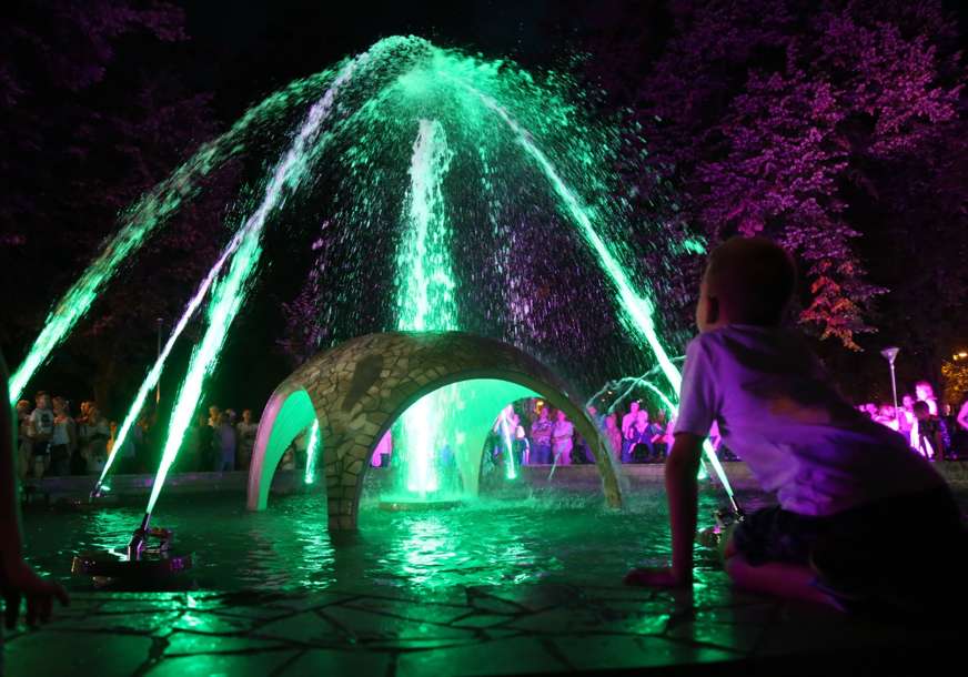 NAKON 15 GODINA OPET U PUNOM SJAJU Replika fontane otvorena u parku "Mladen Stojanović" (FOTO)