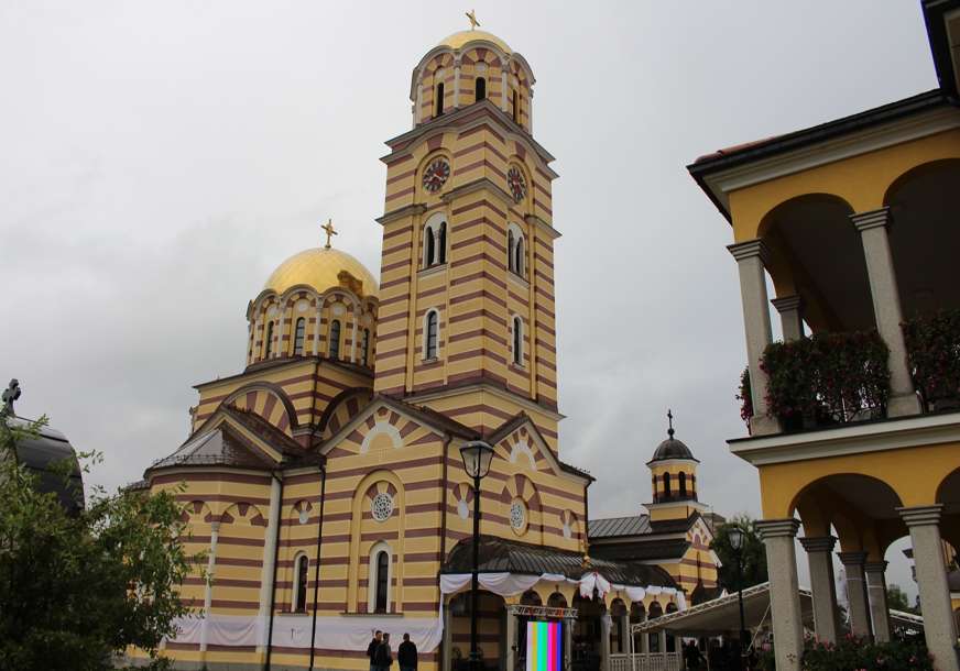 Vladika Jefrem osveštao hram u Gradišci: Za velike dobročinitelje obnovljene crkve proglasio Željku Cvijanović i Milorada Dodika