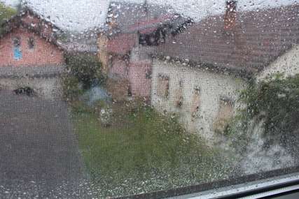 Nagla promjena vremena u Gradiški: Jaka kiša i vjetar stigli sa zapada (FOTO)