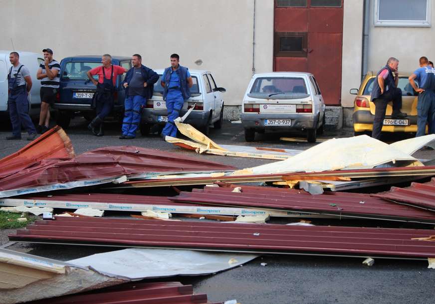 Saniranje posljedica olujnog nevremena u Gradiški: Stanje djelimično normalizovano, ali su štete svuda vidljive (FOTO)