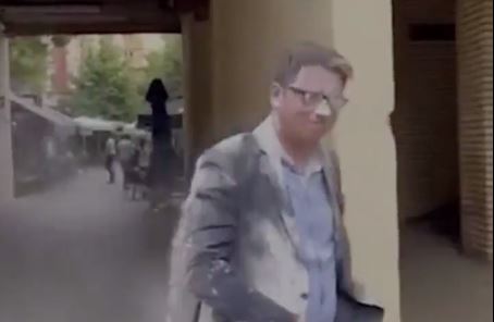 Napadnut Kurtijev ministar: Građani ga ispred kafića zasuli brašnom (VIDEO)