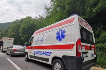 KOBAN UDARAC U DRVO U saobraćajnoj nesreći 3 ljudi poginulo, jedna osoba teško povrijeđena