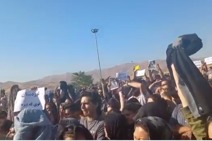 SIJEKU KOSE, PALE HIDŽABE Iranke u protestu zbog smrti djevojke (22) u zatvoru koju je pretukla policija (VIDEO)