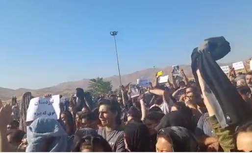 SIJEKU KOSE, PALE HIDŽABE Iranke u protestu zbog smrti djevojke (22) u zatvoru koju je pretukla policija (VIDEO)
