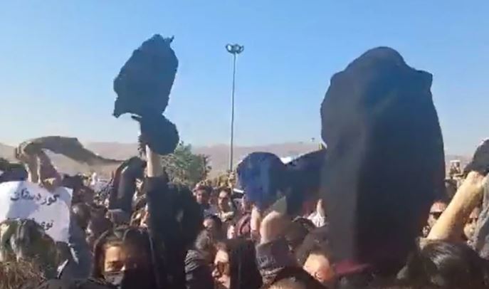 "Smrt diktatoru" Iranke iz protesta skinule hidžab zbog smrti djevojke u pritvoru (VIDEO)
