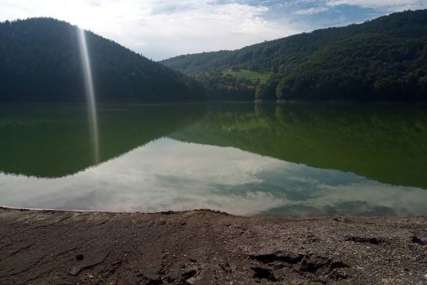 Ušao da se kupa i nestao pod vodom: Žandarmerija pretražuje jezero u potrazi za Ivanom