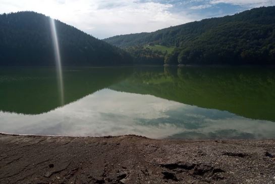Ušao da se kupa i nestao pod vodom: Žandarmerija pretražuje jezero u potrazi za Ivanom