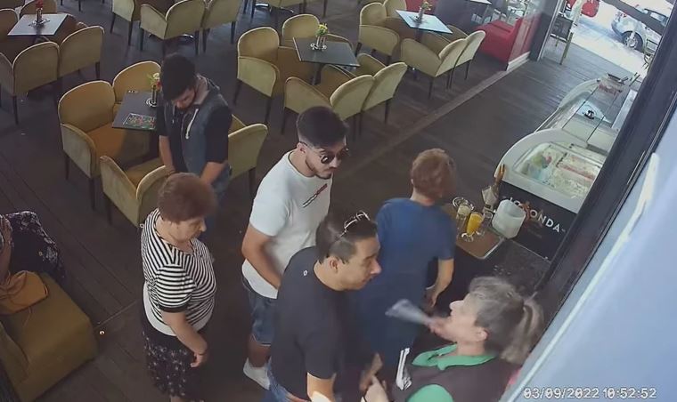 "Čestitam vam" Tukao konobaricu pred porodicom zbog toga što mu je kasnila kafa, a sad se oglasio i sin napadnute žene (FOTO)