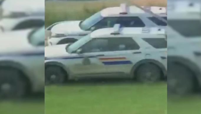 SNIMAK POTJERE I HAPŠENJA Policija gurnula u jarak vozilo osumnjičenog za masakr u Kanadi (VIDEO)