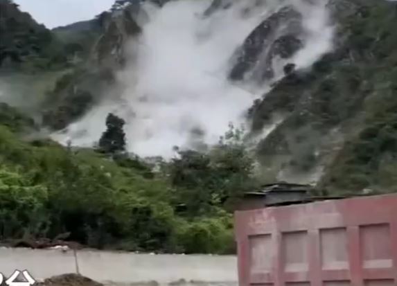 NOVI SNIMCI KATASTROFE Zemljotres u Kini odnio najmanje 21 život, uništio kuće i puteve (VIDEO, FOTO)
