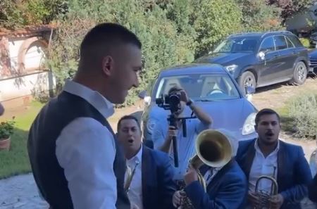 Goca Božinovska ženi sina: Mirko Šijan kiti trubače, gosti stižu, a ova pjesma je glavni hit na veselju (VIDEO)