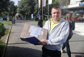 Brza pošta i velika mašta: Šta u paketima dostavlja poštar Miroslav Lajić iz Gradiške (FOTO)