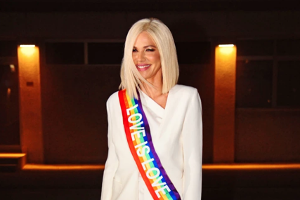 Pjevačica sa LGBT zastavom, pokrenula lavinu komentara: Nataša Bekvalac poslala jaku poruku tokom parade ponosa u Beogradu