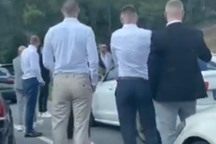 Ražnatovići doživjeli peh u svadbenoj koloni: Veljko i Bogdana autom sletjeli sa puta u jarak (VIDEO)
