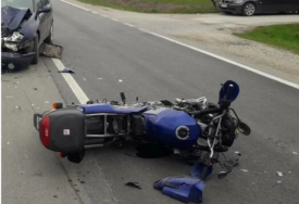 Oglasila se policija o nesreći kod Prijedora: Jedan motociklista POGINUO, drugi prebačen na liječenje u UKC RS