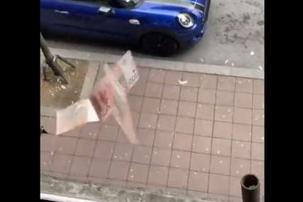 Tiktoker naljutio Srbiju: Bacao novac kroz prozor, pa sramno komentarisao reakcije prolaznika (VIDEO)