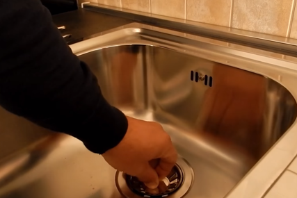 JEDNOSTAVNO I JEFTINO Pomoću ovog trika vaša sudopera će zablistati