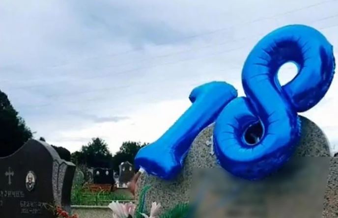 "Grozan običaj" Porodica napravila daću za 18. rođendan preminulog dječaka, društvene mreže gore (VIDEO)