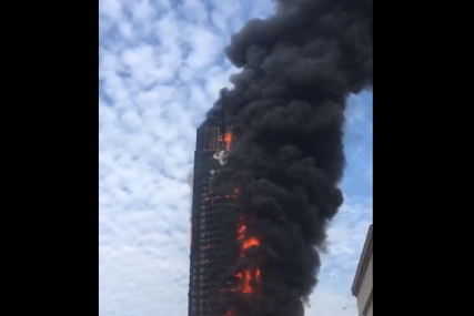 Vatra “gutala” neboder: Dramatični prizori iz Kine (VIDEO)