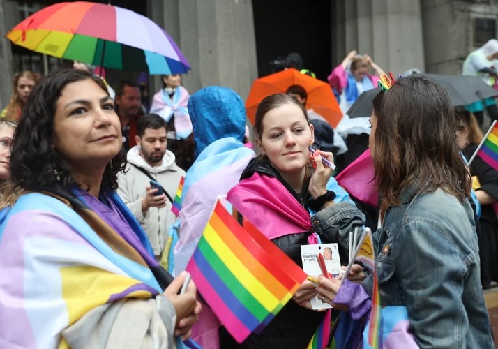 "ZLOUPOTRIJEBIO GOSTOPRIMSTVO BEOGRADA" Od kontroverzne fotografija se ogradila i LGBT zajednica (FOTO)