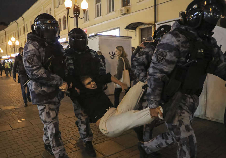 "ŽIVOT ZA NAŠU DJECU" Počeo protest u Moskvi, policija hapsi protivnike mobilizacije (VIDEO)