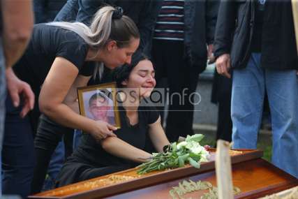 Goran ispraćen molitvom, u tišini: Potresni detalji sa sahrane mladog zaštitnika napuštenih pasa (FOTO)