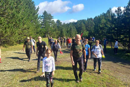 Djevojčica hrabno korača stazom dugom 22 kilometra: Sara je najmlađa učesnica marša "stazom egzodusa"