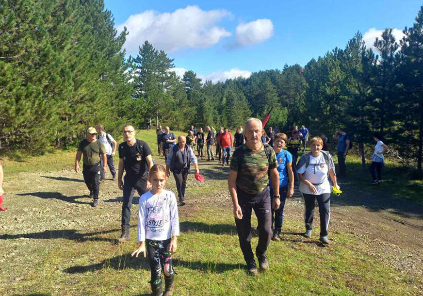 Djevojčica hrabno korača stazom dugom 22 kilometra: Sara je najmlađa učesnica marša "stazom egzodusa"