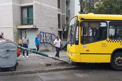 Haos u Sarajevu: Autobus se zabio u banderu, ona pala i razbila dva automobila (FOTO)