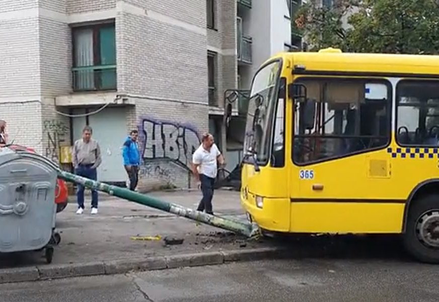 Haos u Sarajevu: Autobus se zabio u banderu, ona pala i razbila dva automobila (FOTO)