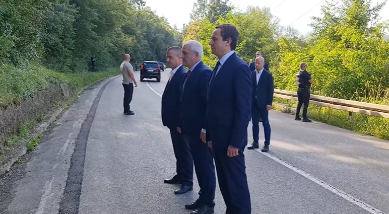 KURTI NA SJEVERU KIM  Obišao i bazu kosovske policije (VIDEO)
