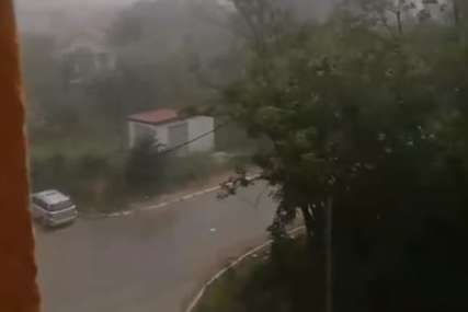 Nevrijeme pogodilo Sjevernu Mitrovicu: Grad i olujni vjetar napravili haos (VIDEO, FOTO)