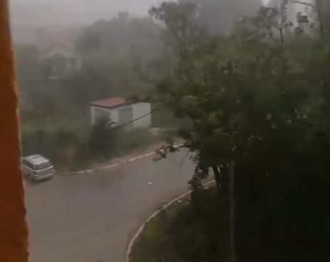 Nevrijeme pogodilo Sjevernu Mitrovicu: Grad i olujni vjetar napravili haos (VIDEO, FOTO)